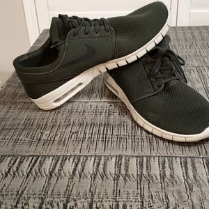 NIKE SKATEBOARDING SHOE. STEFAN JANOSKI